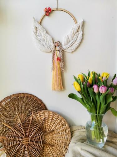 anioł z makramy na ścianę